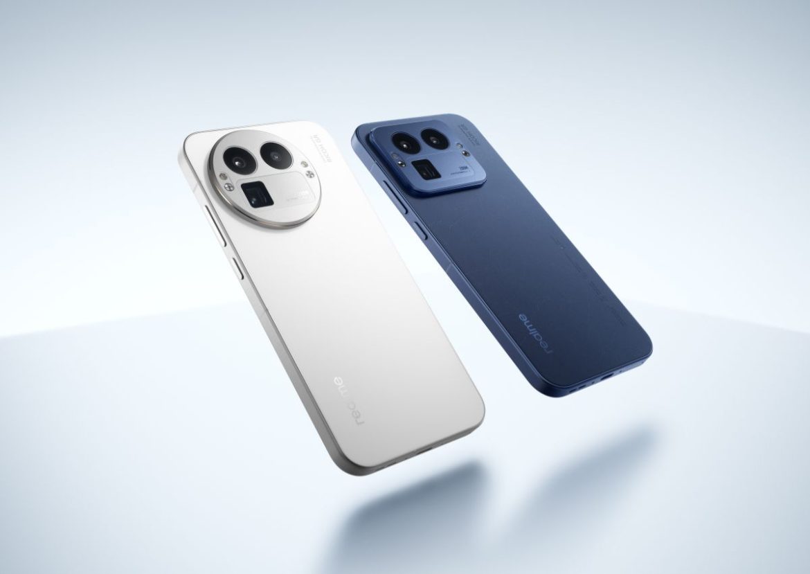 Deux smartphones realme GT 8 Pro, l'un blanc et l'un bleu, présentant un triple module photo sophistiqué sur un fond épuré.