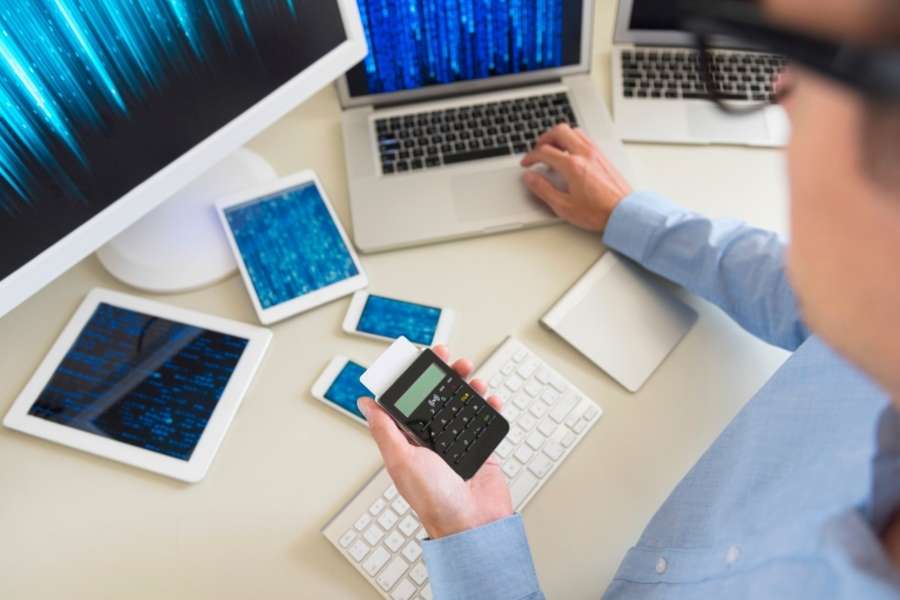 Une personne tape sur un ordinateur portable affichant un bouclier de sécurité et le texte "CYBER SECURITY" sur l'écran.